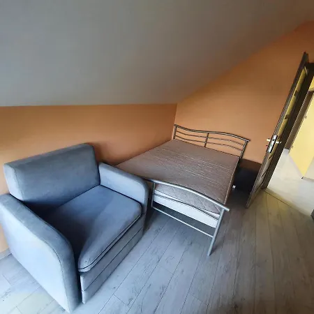 Dom Nad Jeziorem Roznowskim بيت للعطل