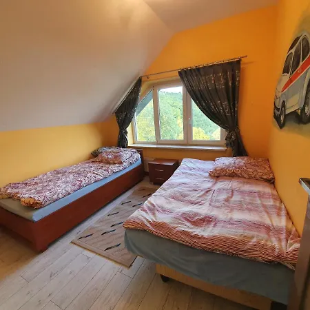 Dom Nad Jeziorem Roznowskim بيت للعطل