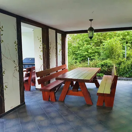 Dom Nad Jeziorem Roznowskim بيت للعطل